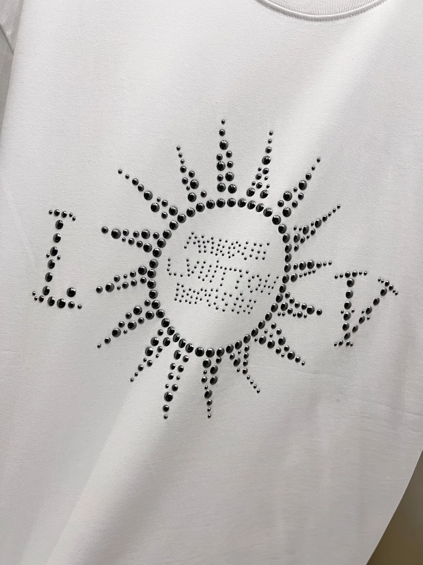 🅿️190 1v Louis* 2025 autumn and winter new style classic letter three-dimensional craft design high-end version! Highly breathable and comfortable, customized double yarn plain cotton fabric. Short-sleeved T-shirt. Same style for men and women. Sizes S M L XL XXL Five sizes black white